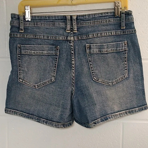 CATO DISTRESSED DENIM 4 POCKET 3" STRETCH MIDRISE JEAN SHORTS - Picture 2 of 5